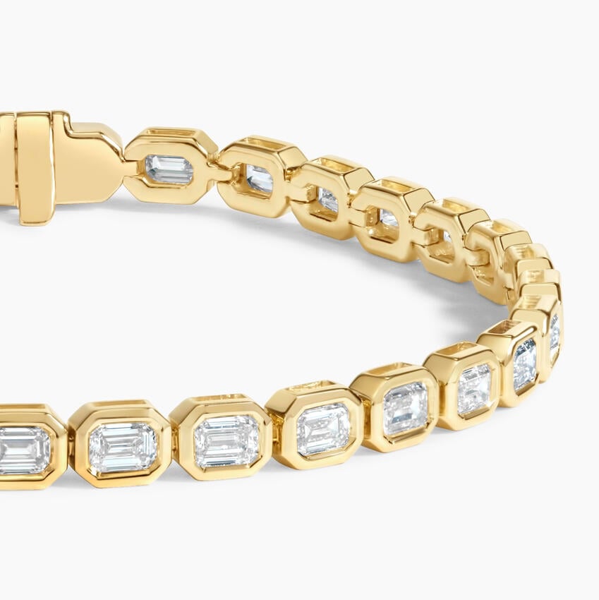 Elegant Emerald Gold Tennis Bracelet with Emerald-Cut Stones